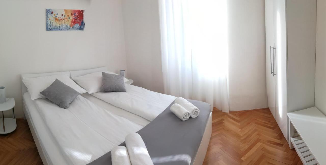 Apartments B&M Sezana Luaran gambar