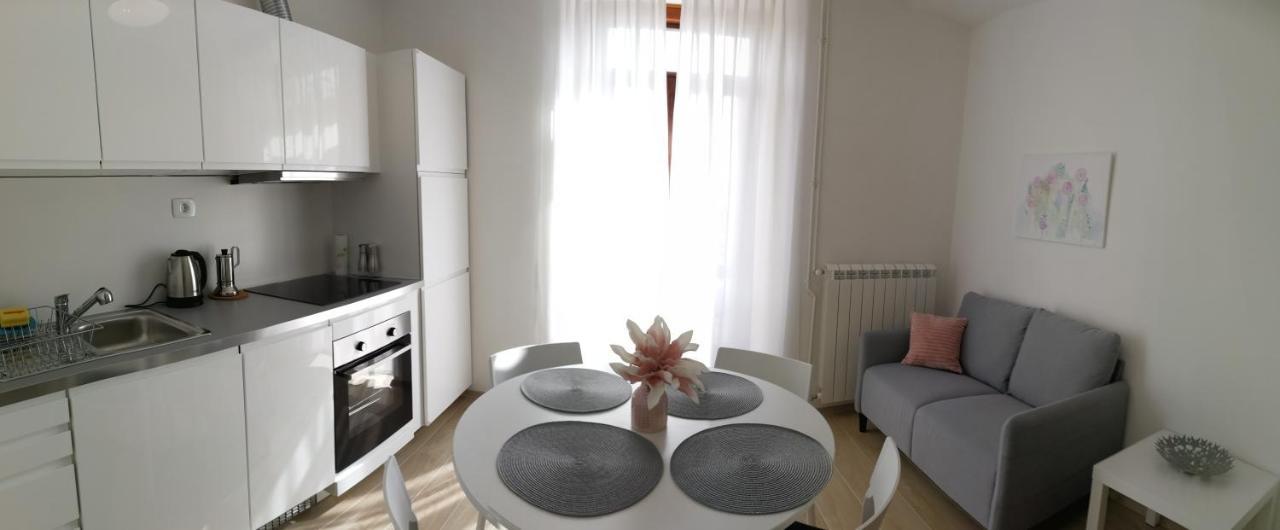 Apartments B&M Sezana Luaran gambar