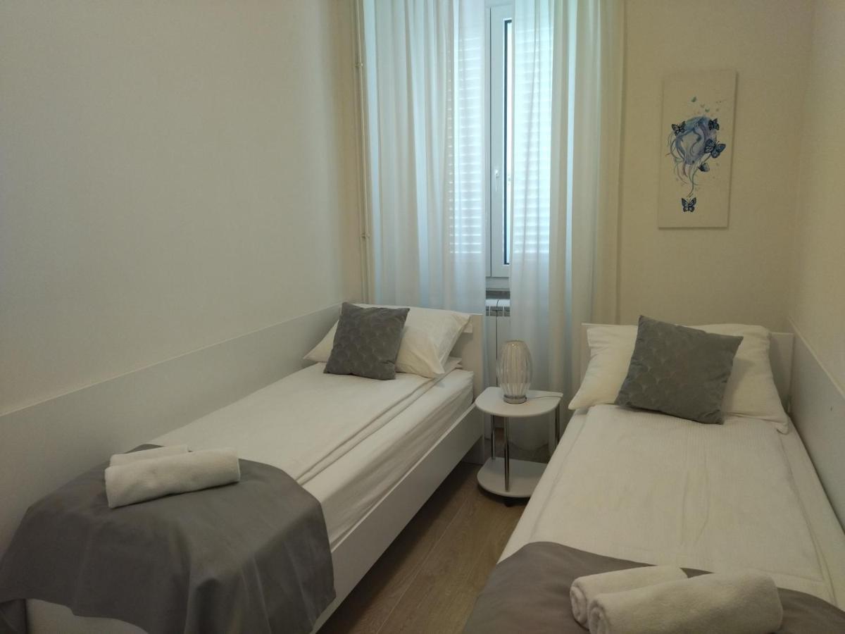 Apartments B&M Sezana Luaran gambar
